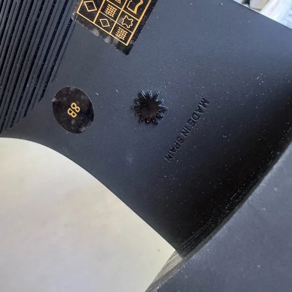 Stuart Weitzman
Women's Brown Cline Sleek Chelsea
Boot Brown size 8 fits 7.5 New - Picture 10 of 15